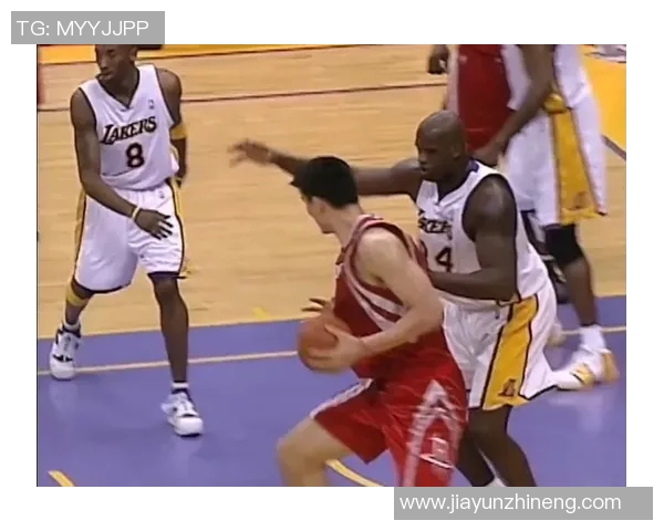 姚明篮下晃动展现绝佳技巧引发全场惊叹的精彩瞬间